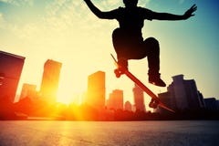skater que skateboarding na cidade imagens de stock royalty free skater que skateboarding na cidade imagens de stock royalty free