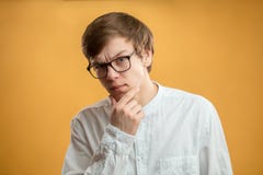 Skeptisches Konzept schließen Sie herauf Porträt des jungen nachdenklichen Detektivs lizenzfreie stockbilder Skeptisches Konzept schließen Sie herauf Porträt des jungen nachdenklichen Detektivs lizenzfreie stockbilder