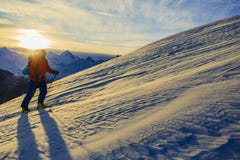 Ski avec la vue étonnante des montagnes célèbres suisses dans beau Images libres de droits Ski avec la vue étonnante des montagnes célèbres suisses dans beau Images libres de droits