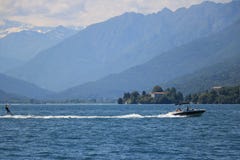 Ski d'eau sur le lac Maggiore Un canot automobile tire un skieur sur photo libre de droits Ski d'eau sur le lac Maggiore Un canot automobile tire un skieur sur photo libre de droits