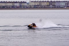 Ski de jet dans l'action sur les eaux de Weymouth photo libre de droits Ski de jet dans l'action sur les eaux de Weymouth photo libre de droits