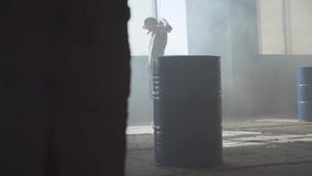 Skicklig ung passionerad höft-flygtur dansare som framme utför av kameraslut upp Mannen str?cker hans armar fram?triktat lager videofilmer Skicklig ung passionerad höft-flygtur dansare som framme utför av kameraslut upp Mannen str?cker hans armar fram?triktat lager videofilmer