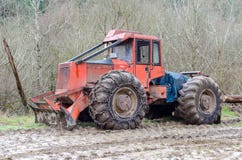 Skidder με τις αλυσίδες στοκ εικόνες Skidder με τις αλυσίδες στοκ εικόνες