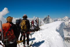 Skieurs de Backcountry image libre de droits Skieurs de Backcountry image libre de droits