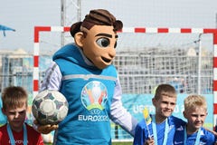 Skillzy, la mascota oficial para el EURO 2020 de la UEFA con los niños durante ceremonia que concede, en St Petersburg, Rusia imagen de archivo Skillzy, la mascota oficial para el EURO 2020 de la UEFA con los niños durante ceremonia que concede, en St Petersburg, Rusia imagen de archivo