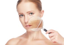 Skincare del concepto Piel de la mujer joven de la belleza con la lupa antes y después del procedimiento foto de archivo libre de regalías Skincare del concepto Piel de la mujer joven de la belleza con la lupa antes y después del procedimiento foto de archivo libre de regalías