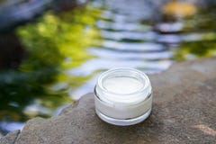 skincare moisturizer αποβουτυρώστε στο υπόβαθρο νερού - καθαρή ομορφιά, καλλυντικά προϊόντα και έννοια προσοχής σωμάτων πολυτέλει στοκ φωτογραφία skincare moisturizer αποβουτυρώστε στο υπόβαθρο νερού - καθαρή ομορφιά, καλλυντικά προϊόντα και έννοια προσοχής σωμάτων πολυτέλει στοκ φωτογραφία