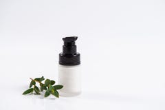 Skincare Schoonheidsroom in dispencerfles op witte achtergrond Gezichtsroom, kuuroordbehandeling De ruimte van het exemplaar stock afbeelding Skincare Schoonheidsroom in dispencerfles op witte achtergrond Gezichtsroom, kuuroordbehandeling De ruimte van het exemplaar stock afbeelding