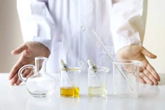Skincare наук косметик красоты, формулировать и смешивать с травяной сутью стоковая фотография rf Skincare наук косметик красоты, формулировать и смешивать с травяной сутью стоковая фотография rf