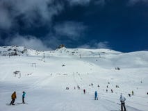 Skitoevlucht op een Zonnige dag stock foto's Skitoevlucht op een Zonnige dag stock foto's