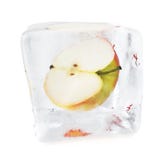 Skiva Apple som framme frysas i iskuben, iskub, den enkla iskuben som isoleras på vit bakgrund framförande 3d vektor illustrationer Skiva Apple som framme frysas i iskuben, iskub, den enkla iskuben som isoleras på vit bakgrund framförande 3d vektor illustrationer