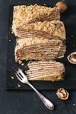 Skivade hemlagade Honey Cake arkivbild Skivade hemlagade Honey Cake arkivbild