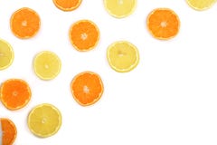 Skivor av apelsinen eller tangerin och citron som isoleras på vit bakgrund med kopieringsutrymme för din text Lekmanna- lägenhet, arkivfoto Skivor av apelsinen eller tangerin och citron som isoleras på vit bakgrund med kopieringsutrymme för din text Lekmanna- lägenhet, arkivfoto