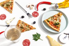 Skivor av pizza, ingredienser och bestick på en vit bakgrund Top beskådar royaltyfria bilder Skivor av pizza, ingredienser och bestick på en vit bakgrund Top beskådar royaltyfria bilder