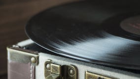 Skivspelare för gammal stil av vinyldisketten med visaren och plattan, hem- hemtrevligt aftonlynne arkivfoto Skivspelare för gammal stil av vinyldisketten med visaren och plattan, hem- hemtrevligt aftonlynne arkivfoto
