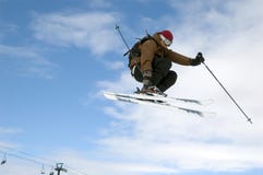 Skiër die hoog in de lucht springt royalty-vrije stock fotografie Skiër die hoog in de lucht springt royalty-vrije stock fotografie
