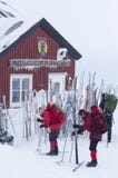 Skiërs die klaar voor het reizen maken royalty-vrije stock afbeelding Skiërs die klaar voor het reizen maken royalty-vrije stock afbeelding