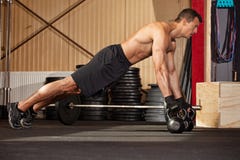 Skjut upp på kettlebells i en idrottshall arkivbilder Skjut upp på kettlebells i en idrottshall arkivbilder
