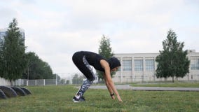 Skjut ups, eller press ups övning av den unga kvinnan Flicka som utarbetar på utbildning för gräscrossfitstyrka på stadion lager videofilmer Skjut ups, eller press ups övning av den unga kvinnan Flicka som utarbetar på utbildning för gräscrossfitstyrka på stadion lager videofilmer