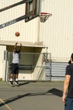 Skjuta basket på beslaget royaltyfri bild Skjuta basket på beslaget royaltyfri bild