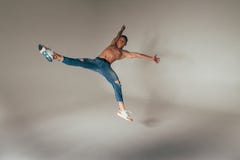 Skjutit av tokig, galen, gladlynt, lyckad lycklig grabb i den tillfälliga dräkten, jeans som hoppar med händer upp, triumferande royaltyfri foto Skjutit av tokig, galen, gladlynt, lyckad lycklig grabb i den tillfälliga dräkten, jeans som hoppar med händer upp, triumferande royaltyfri foto
