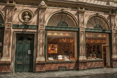 Sklepowy okno w Galeries Royales Hubert przy Bruksela zdjęcia stock Sklepowy okno w Galeries Royales Hubert przy Bruksela zdjęcia stock