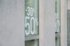 Sklepowych, pięćdziesiąt procentów i trzydzieści procentów czarny Piątek, boże narodzenie rabaty, nowego roku dysk zdjęcie stock Sklepowych, pięćdziesiąt procentów i trzydzieści procentów czarny Piątek, boże narodzenie rabaty, nowego roku dysk zdjęcie stock