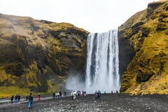 Skogafoss-Wasserfall in Island unter MÃ-½ rdalsjökull Gletscher lizenzfreie stockbilder Skogafoss-Wasserfall in Island unter MÃ-½ rdalsjökull Gletscher lizenzfreie stockbilder