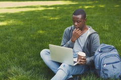 Skoncentrowany studencki narządzanie dla egzaminu w parku obraz stock Skoncentrowany studencki narządzanie dla egzaminu w parku obraz stock