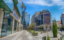 SKOPJE, MAZEDONIEN - 10. Juni 2017: Straße in Skopje mit modernen Bürogebäuden, Geschäftsgebiet stockbilder SKOPJE, MAZEDONIEN - 10. Juni 2017: Straße in Skopje mit modernen Bürogebäuden, Geschäftsgebiet stockbilder