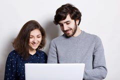 skott av barnpar genom att använda bärbara datorn tillsammans Lycklig modern kvinna och man som ser in i skärmen av bärbara dator royaltyfri foto skott av barnpar genom att använda bärbara datorn tillsammans Lycklig modern kvinna och man som ser in i skärmen av bärbara dator royaltyfri foto