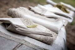 Skottet av linnebordduken och servetter med snör åt klippning royaltyfria foton Skottet av linnebordduken och servetter med snör åt klippning royaltyfria foton