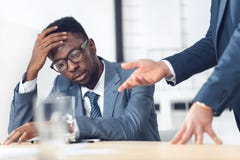 skołowany amerykanina afrykańskiego pochodzenia biznesmena słuchanie obrazy stock skołowany amerykanina afrykańskiego pochodzenia biznesmena słuchanie obrazy stock