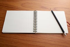 Skriva på anteckningsboken med blyertspennan Royaltyfri Foto Skriva på anteckningsboken med blyertspennan Royaltyfri Foto