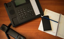 Skrivbords- arbete för affär med telefonen royaltyfri bild Skrivbords- arbete för affär med telefonen royaltyfri bild