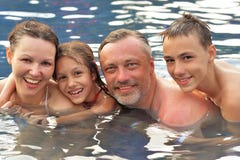 skulderen för pölen för dotterfamiljfäder sitter den lyckliga arkivbild skulderen för pölen för dotterfamiljfäder sitter den lyckliga arkivbild