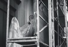 Skulptur von John Paul II-Papst hinter Schutzfolie in der Kirche stockfoto Skulptur von John Paul II-Papst hinter Schutzfolie in der Kirche stockfoto