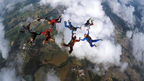 Skydivers, die zwei Kreise machen lizenzfreie stockfotos Skydivers, die zwei Kreise machen lizenzfreie stockfotos