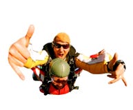 Skydivers en tándem en la acción Skydivers en tándem en la acción