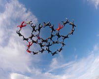 Skydivers som rymmer sikt för låg vinkel för händer arkivbilder Skydivers som rymmer sikt för låg vinkel för händer arkivbilder