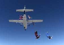 Skydivers скачут от самолета стоковое изображение rf Skydivers скачут от самолета стоковое изображение rf