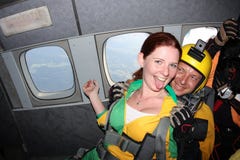 skydiving En passagerare och hennes instruktör i ett flygplan arkivbild skydiving En passagerare och hennes instruktör i ett flygplan arkivbild