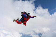 skydiving Tandem lata w chmurach zdjęcie stock skydiving Tandem lata w chmurach zdjęcie stock