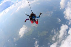 skydiving Tandemcykeln flyger i molnen royaltyfria foton skydiving Tandemcykeln flyger i molnen royaltyfria foton