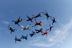 skydiving Un groupe de personnes en baisse est dans le ciel bleu image stock skydiving Un groupe de personnes en baisse est dans le ciel bleu image stock