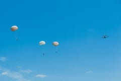 Skydiving с инструктором клуба летания воздушных судн самолет-биплана стоковая фотография rf Skydiving с инструктором клуба летания воздушных судн самолет-биплана стоковая фотография rf