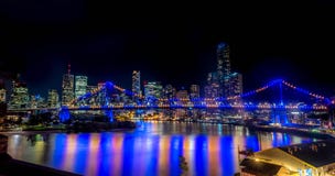 Skyline da cidade de Brisbane e ponte da história na noite fotos de stock royalty free Skyline da cidade de Brisbane e ponte da história na noite fotos de stock royalty free