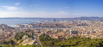 Skyline da cidade do panorama de Marselha França no porto de Vieux fotografia de stock royalty free Skyline da cidade do panorama de Marselha França no porto de Vieux fotografia de stock royalty free