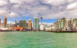 Skyline da margem de Auckland imagem de stock Skyline da margem de Auckland imagem de stock