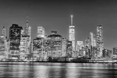 Skyline da noite de New York City em preto e branco, EUA Foto de Stock Royalty Free Skyline da noite de New York City em preto e branco, EUA Foto de Stock Royalty Free